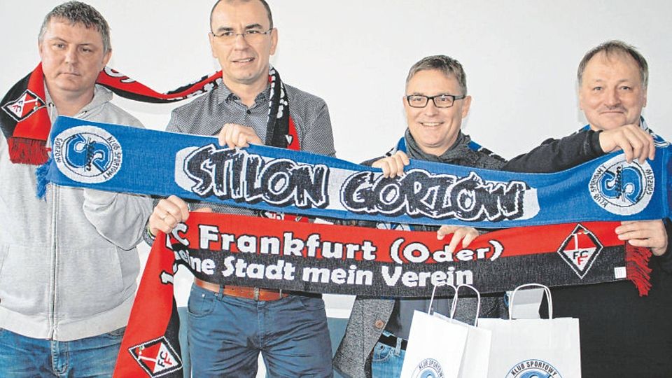 Die Vorstände des 1. FC Frankfurt mit Markus Derling (Dritter von links) und Andre Wolff (rechts) und von Stilon Gorzow kooperieren künftig miteinander.