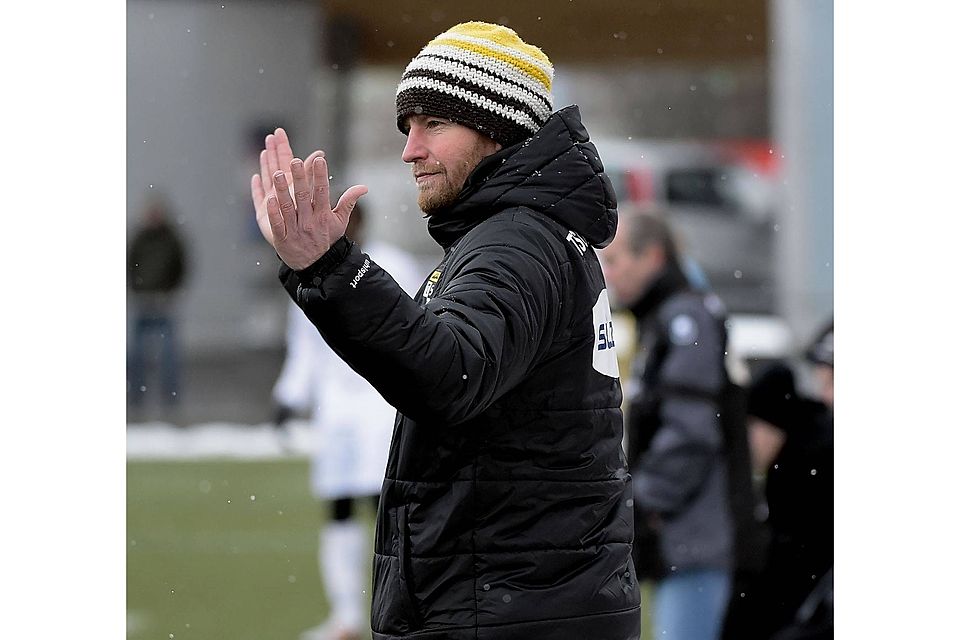 Matthias Zahn übernahm im Sommer das Kommando bei der TSG Balingen. Nun wurde der Vertrag des Trainers frühzeitig bis 2016 verlängert. Foto: Moschkon