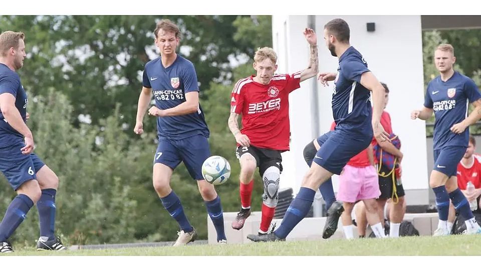 Michel Kleint (M.) vom TV Dornholzhausen sucht gegen die Troher Colin Deibel (l.) und Niklas Becker eine Lücke. © Steffen Bär 