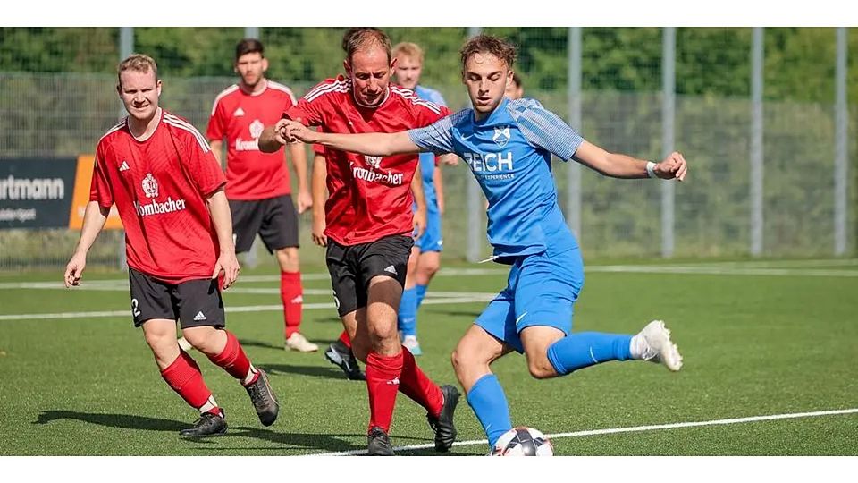 Wissenbachs Leonhard Schneider (r.) spielt den Pass bevor Tringenstein/Oberndorfs Patrick Naumann eingreifen kann, beobachtet von Lukas Pitzer (l.). © Jonathan Ortmann