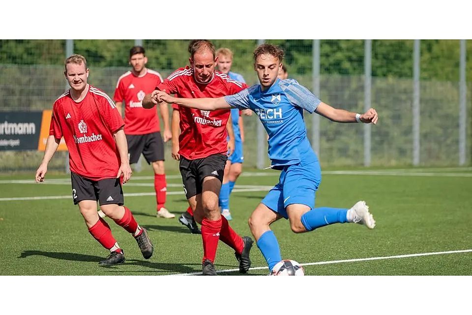 Wissenbachs Leonhard Schneider (r.) spielt den Pass bevor Tringenstein/Oberndorfs Patrick Naumann eingreifen kann, beobachtet von Lukas Pitzer (l.). © Jonathan Ortmann