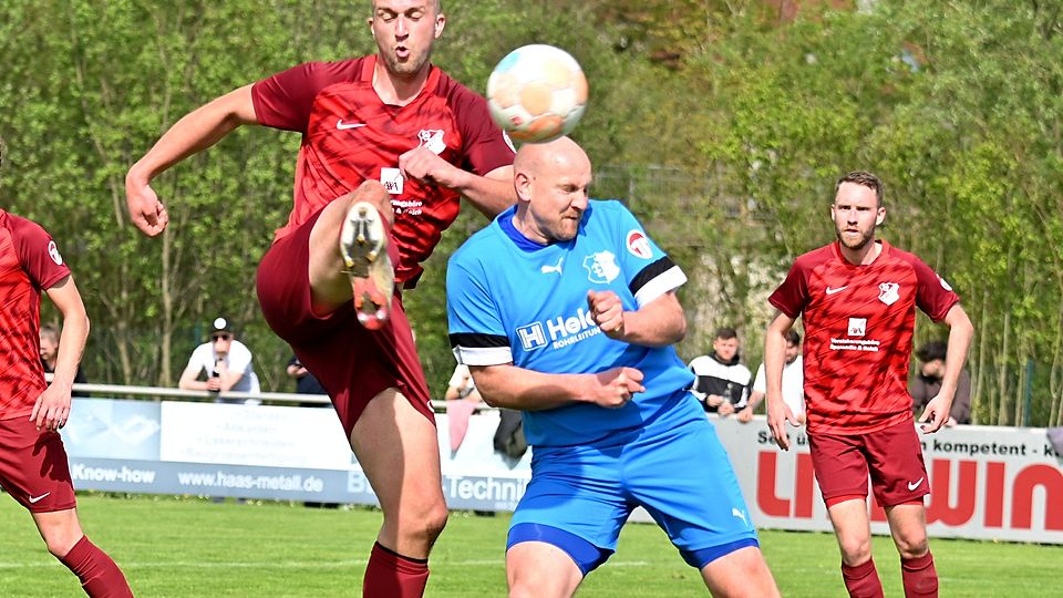 Kampf um die Kreisliga-Spitze: Der Offinger Stefan Smolka erwischt den Ball vor dem Glötter Peter Matkey.