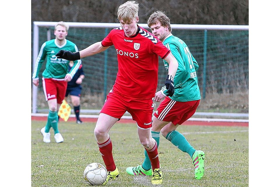 Mit dem Ball am Fuß lässt Kolja Bröker (Wahlstedt, rot)  den Hohewestedter Michael Pieper hinter sich. Foto: Göttsche