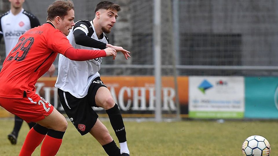 Leon Rukiqi (Weiß) hat sich zu einem Wechsel zur DJK Ammerthal entschlossen.