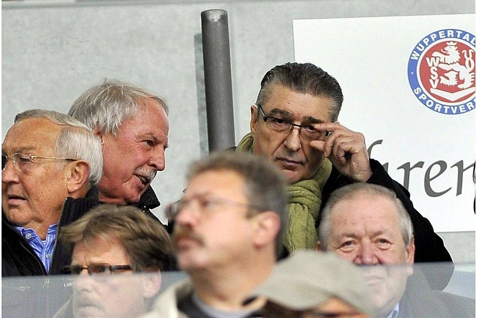 Friedhelm Runge (oben li.) im Gespräch mit Ex-Schalke-Manager Rudi Assauer. Foto: Dirk Freund