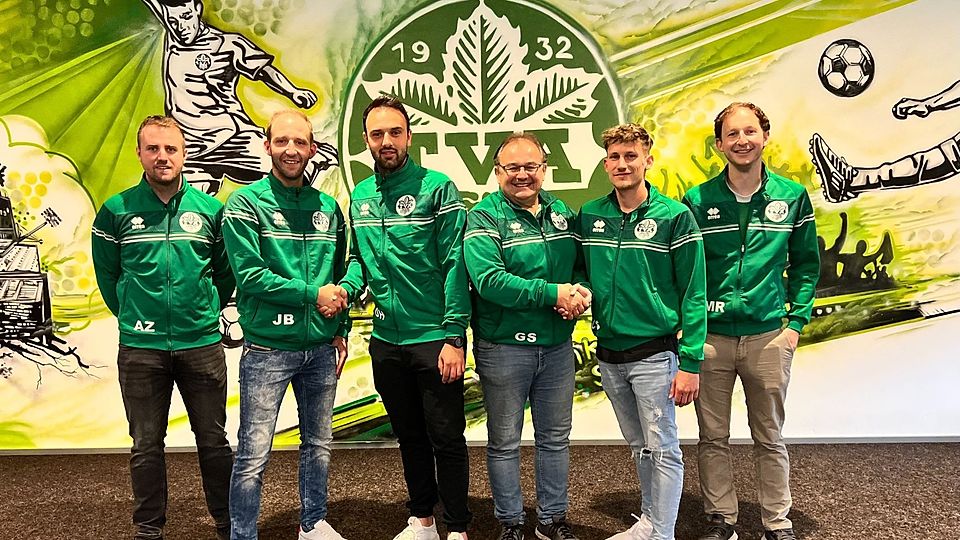 Christian Stadler (zweiter von rechts) und Co-Spielertrainer Dominik Huber (dritter von links) werden den TVA künftig anleiten 