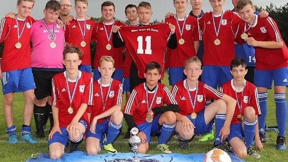 Stolz auf Erreichtes: Die C-Junioren von Blau-Weiß Gartz feierten den Pokalerfolg, leider ohne Ole Nieclaus, der nach einer Verletzung ins Krankenhaus musste. Ein Teil von ihm (Trikot Nr. 11) ist aber trotzdem auf dem Siegerfoto. © CAROLA VOIGT