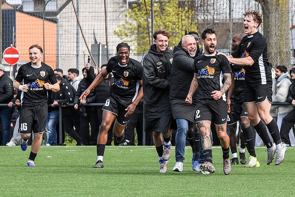 Jubel tief in der Nachspielzeit: Kurdistan Düren machte aus einem 1:3-Rückstand einen 4:3-Erfolg beim Türkischen SV.