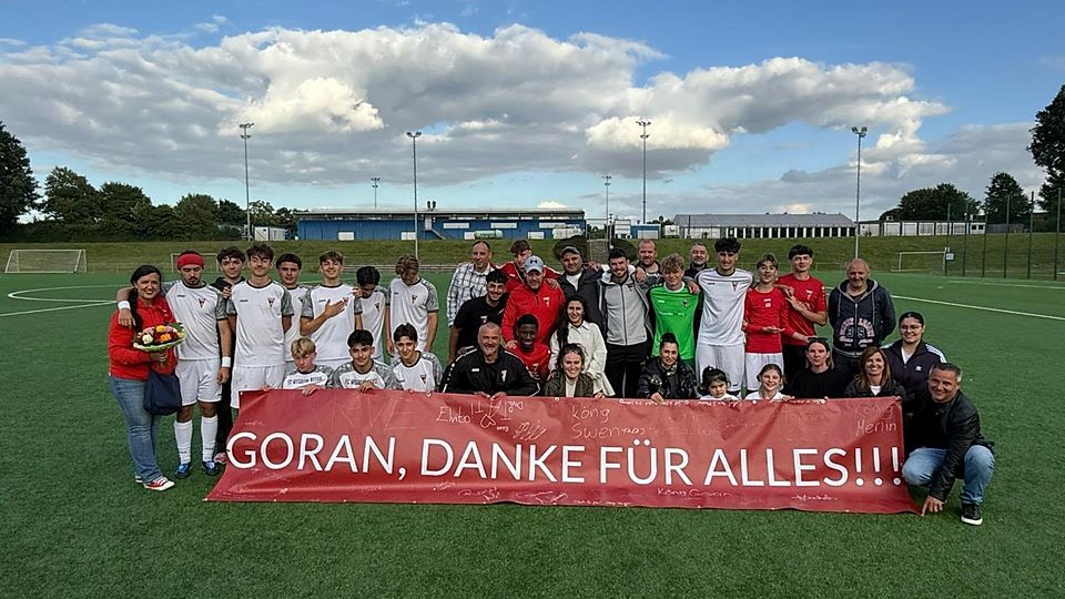 Am letzten Spieltag kommt es immer auch zu Abschieden: Hier in Wegberg-Beeck wird Trainer Goran Kovacevic verabschiedet