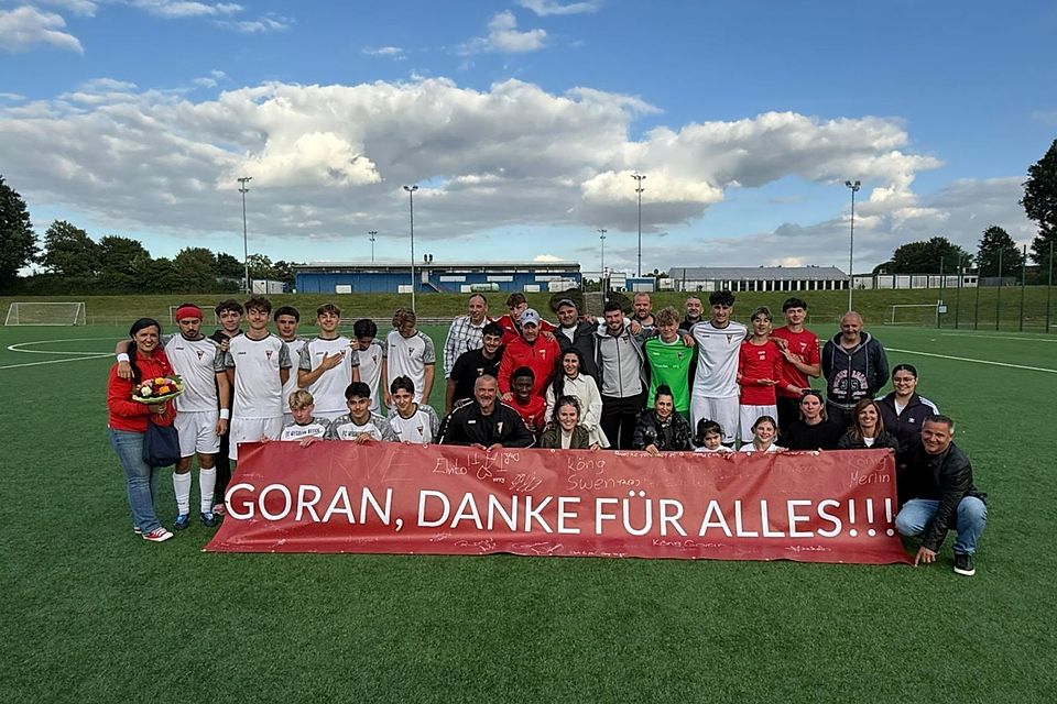 Am letzten Spieltag kommt es immer auch zu Abschieden: Hier in Wegberg-Beeck wird Trainer Goran Kovacevic verabschiedet Am letzten Spieltag kommt es immer auch zu Abschieden: Hier in Wegberg-Beeck wird Trainer Goran Kovacevic verabschiedet