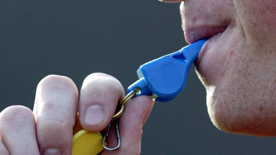 Schlusspfiff? In den Fußball-Amateurllgen geht es ums Aufhören oder Weiterspielen.    | Foto: Patrick Seeger