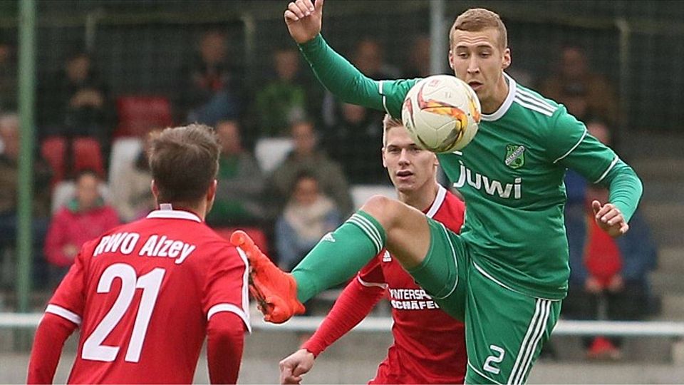 Per Lupfer erfolgreich: Waldalgesheims Marius Breier (rechts), hier im Spiel gegen Alzey, markierte in Ludwigshafen die 2:1-Führung der Alemannia, die am Ende aber dennoch verlor.	Foto: Edgar Daudistel