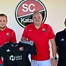 Vorsitzender Heinz Schmid (r.) und Sportlicher Leiter Dominik Kraus (l.) begrüßen Patrick Meier als neuen Trainer in Katzdorf.