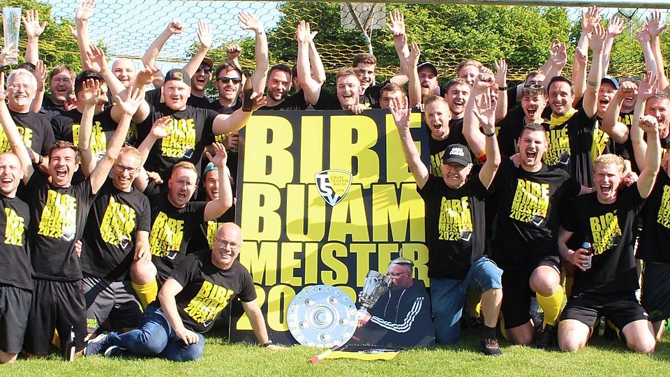 Die „Bibe Buam“ sind Meister: Das Team von Trainer Franz Biebl feiert den Titel und den Aufstieg in die B-Klasse.