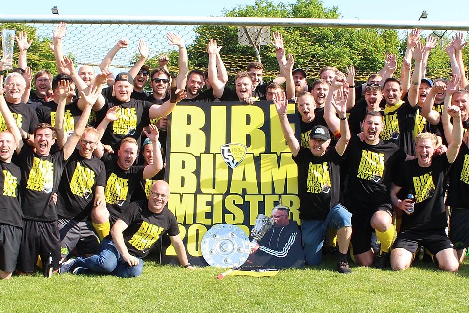 Die „Bibe Buam“ sind Meister: Das Team von Trainer Franz Biebl feiert den Titel und den Aufstieg in die B-Klasse.