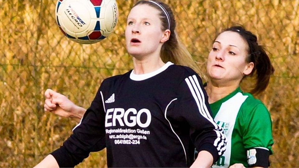 Julia Wieczorek erzielt mit dem ersten Kopfballtor ihrer Karriere den Treffer zum 4:0 beim klaren Lollarer Sieg in Anraff.	Archivfoto: Bayer