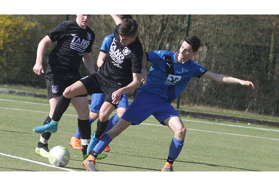 Torben Dilg und Alain Amin lassen sich nicht von den Speyrern Daniel Kling und Simon Fichtenkamm aufhalten. Foto: pa/Axel Schmitz Torben Dilg und Alain Amin lassen sich nicht von den Speyrern Daniel Kling und Simon Fichtenkamm aufhalten. Foto: pa/Axel Schmitz