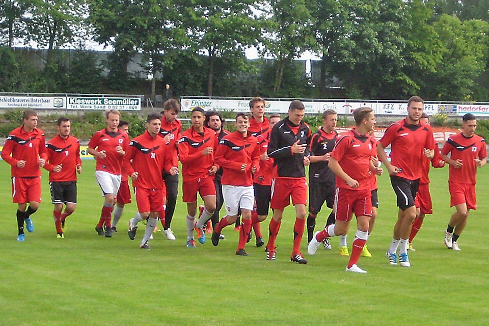 Vorfreude auf die neue Landesliga-Saison: Die erste Übungseinheit ging beim TSV Aindling im Stadion über die Bühne.  Foto: Johann Eibl