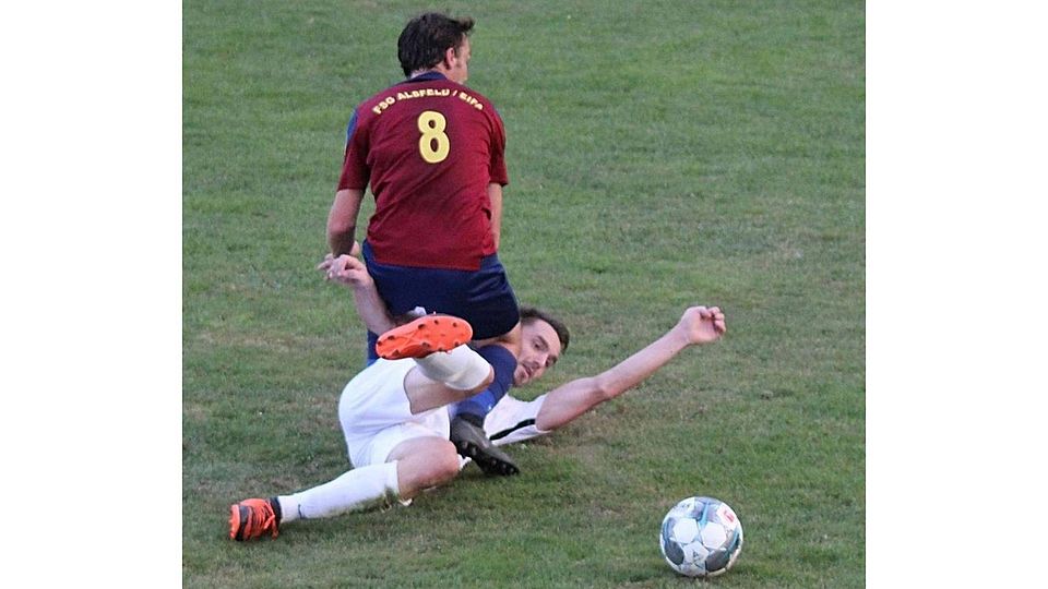 Philipp Wettlaufer (weißes Trikot) verletzt sich beim Pokalspiel in Eifa schwer.	Foto: Liebich