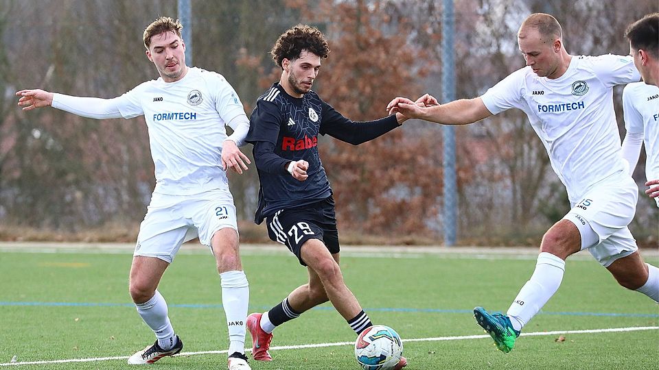 Amir Hedider (in Schwarz) und Fortuna Regensburg hatten beim 6:0-Erfolg über Bogen Chancen für zwei Spiele.