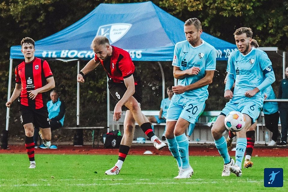 Für Oberliga-Verhältnisse ist alles sehr spartanisch eingerichtet, wenn der VfL Bochum II auf dem Leichtathletik-Platz zu seinen Heimspielen einlädt. Im Hintergrund ist die "mobile Ersatzbank" zu erkennen.