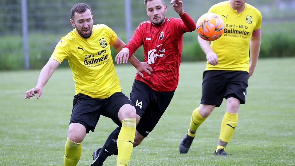 Doppeltorschütze: Neufahrns Michael Späth (rot, r.) will sich an seinem Moosinninger Gegenspieler vorbeimogeln.