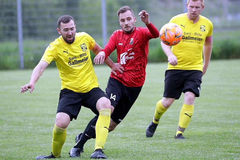 Doppeltorschütze: Neufahrns Michael Späth (rot, r.) will sich an seinem Moosinninger Gegenspieler vorbeimogeln.