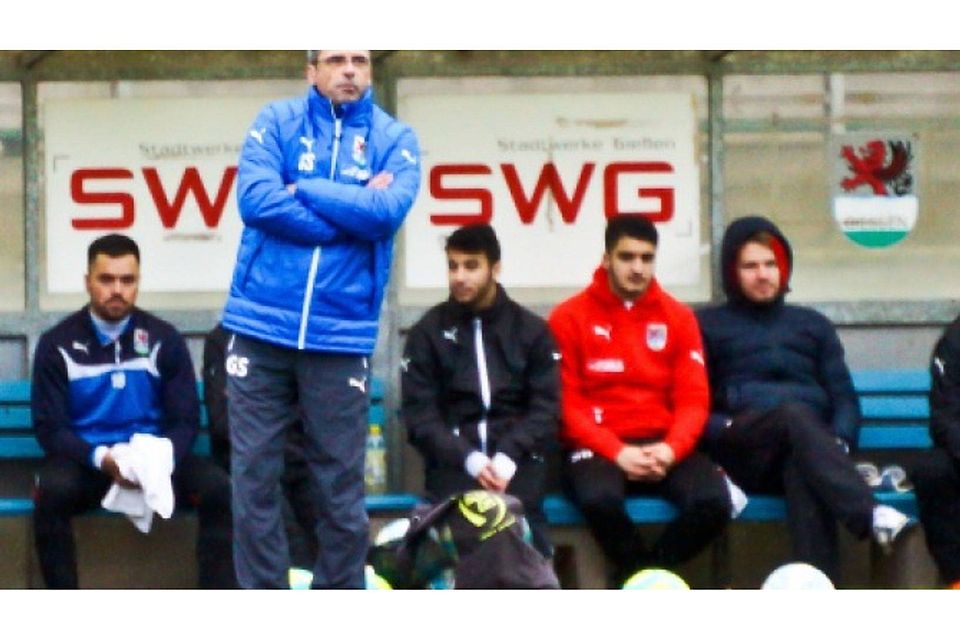 Etwas frostig, etwas frustig: VfB-Trainer Günter Stiebig kassiert gegen Leusel eine Niederlage, die die Sorgen beim Traditionsverein erheblich vergrößert.	Foto: Bayer
