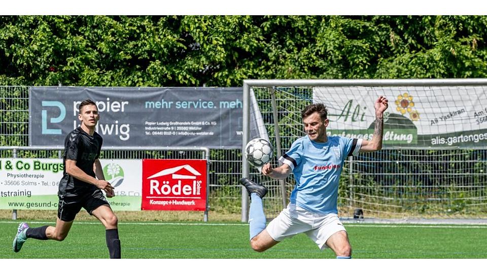 Bringt sein Team gegen den VfL Fellerdilln in Front, steht aber in der Relegation nach dem ersten Spieltag mit leeren Händen da. Marc Wagner (r.) vom FC Burgsolms II. (Archivbild: Jenniver Röczey) © Jenniver Röczey