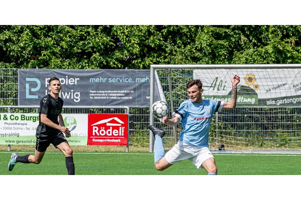 Bringt sein Team gegen den VfL Fellerdilln in Front, steht aber in der Relegation nach dem ersten Spieltag mit leeren Händen da. Marc Wagner (r.) vom FC Burgsolms II. (Archivbild: Jenniver Röczey) © Jenniver Röczey Bringt sein Team gegen den VfL Fellerdilln in Front, steht aber in der Relegation nach dem ersten Spieltag mit leeren Händen da. Marc Wagner (r.) vom FC Burgsolms II. (Archivbild: Jenniver Röczey) © Jenniver Röczey
