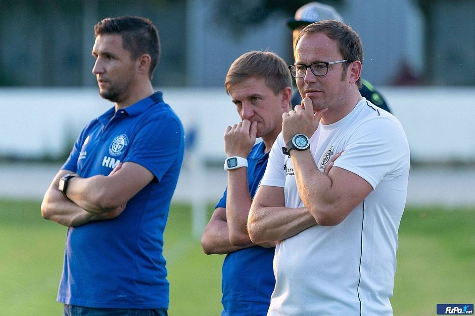 Mit Florian Baumgartl (re.) hat ein neuer Coach beim FC Dingolfing das Sagen 