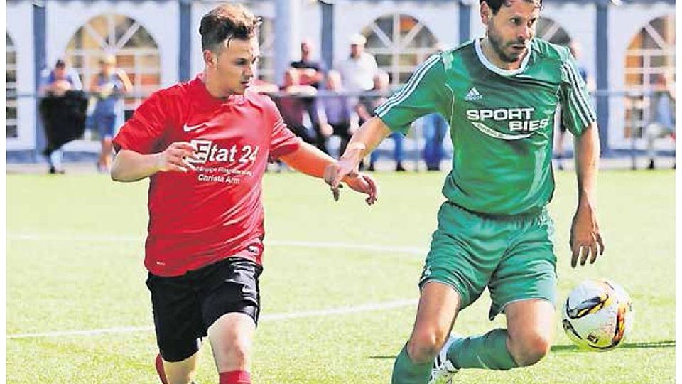 Matthias Baumann (rechts) von den Gästen aus Ballweiler legt sich ins Zeug und hängt seinen Primstaler Verfolger und Torschütze Nils Kuckel ab. Foto: Barth