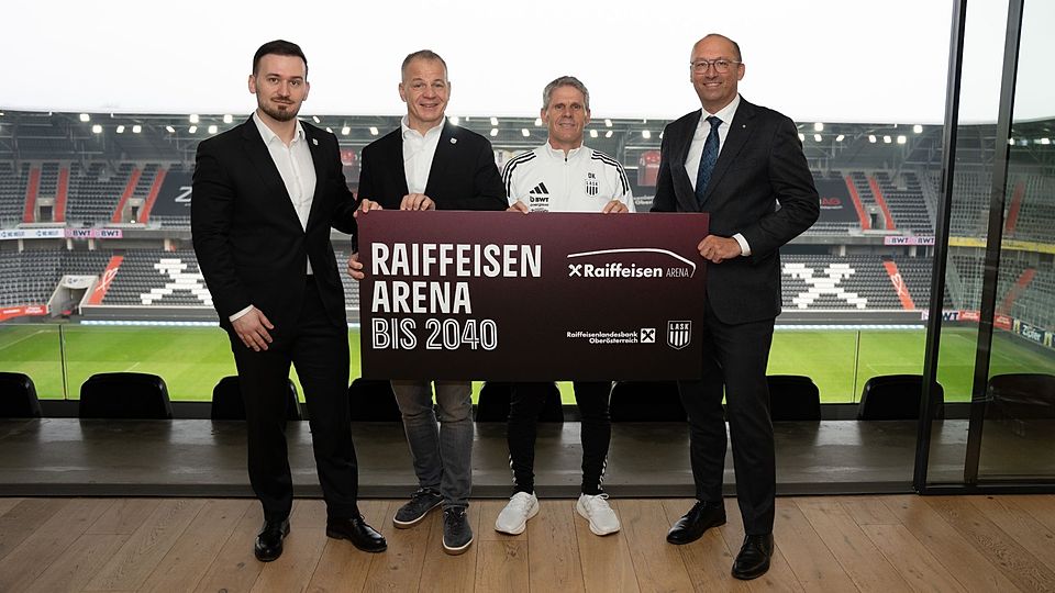 Im Bild von links: LASK-Geschäftsführer Mag. Mergim Bresilla und Dr. Siegmund Gruber, LASK-Cheftrainer Didi Kühbauer und RLB-OÖ-Generaldirektor Mag. Reinhard Schwendtbauer