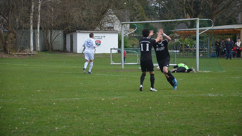 FC Lunes Torwart Stefan Schirmer ist erneut geschlagen. Faruk Arslan (Nummer 11) gratuliert Florian Alexander zu seinem Treffer zum 2:0 - das erste von drei Toren des FC-Land-Wurster-Angreifers. Foto Paasch
