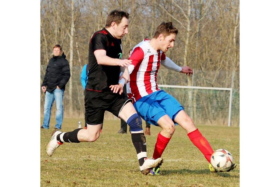 Im Rennen um den Relegationsplatz wollen die Spieler der SGM Holzelfingen/Honau (rechts) den entscheidenden Schritt schneller sein. Im Rennen um den Relegationsplatz wollen die Spieler der SGM Holzelfingen/Honau (rechts) den entscheidenden Schritt schneller sein.