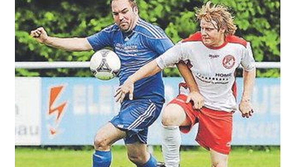 Der TSV Röttenbach II (links) verteidigte zwar mit Mann und Maus, doch zwei Mann weniger waren einfach eine zu große Hypothek (F.: Tschapka).