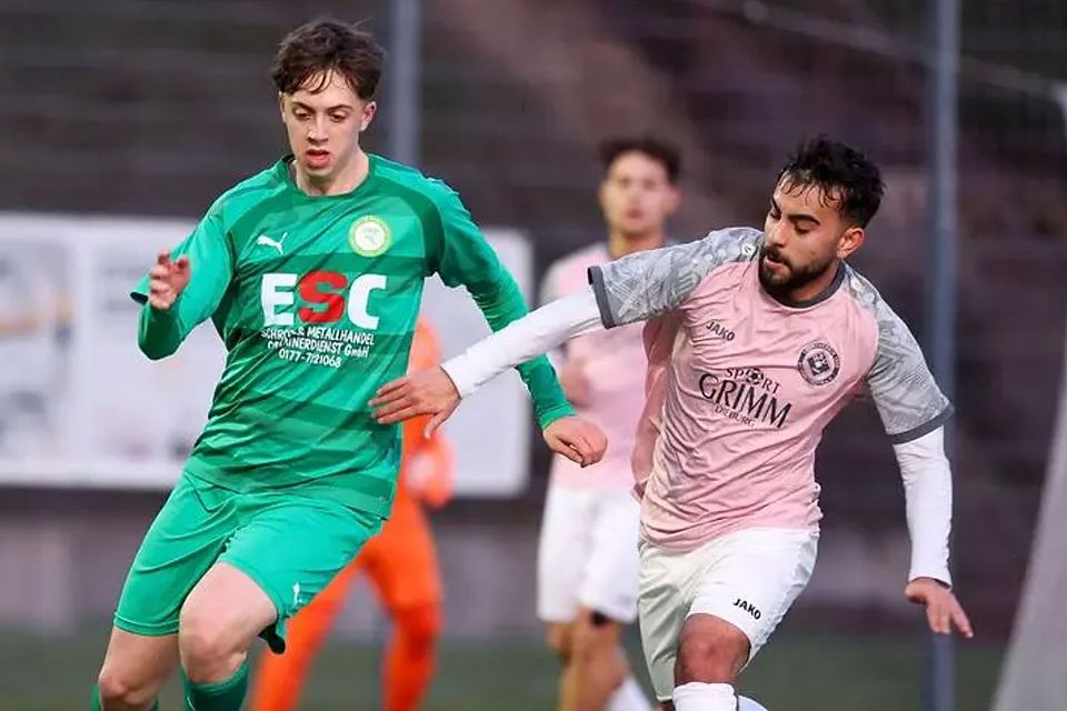 Eine klare Sache war das Nachholspiel in der Verbandsliga Süd zwischen dem SV Hummetroth (rechts Doppeltorschütze Amid Khan Agha) und dem VfR Groß-Gerau (Paul Weller). Am Ende setzte sich der Spitzenreiter mit 4:0 durch.