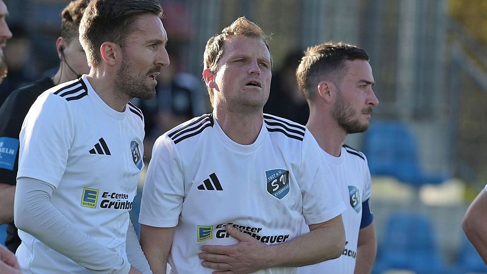 Etzenrichts Spielertrainer Andreas Wendl (Mitte) kann seiner Mannschaft am Wochenende wegen einer Rippenprellung nicht selbst helfen.