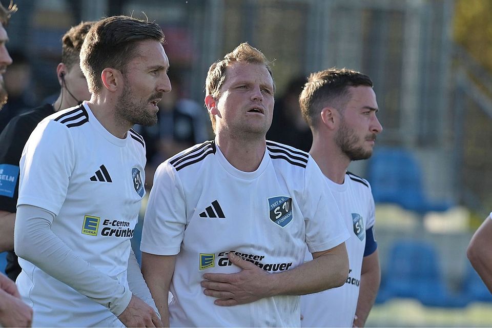 Etzenrichts Spielertrainer Andreas Wendl (Mitte) kann seiner Mannschaft am Wochenende wegen einer Rippenprellung nicht selbst helfen.