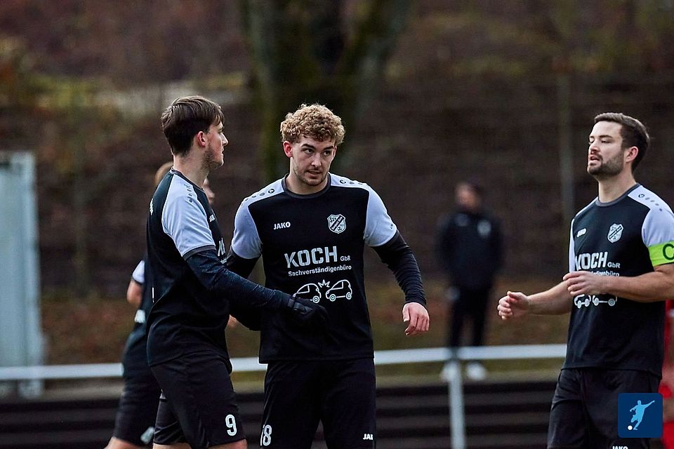 Bergisch Born II gewinnt das Topspiel. Bergisch Born II gewinnt das Topspiel.