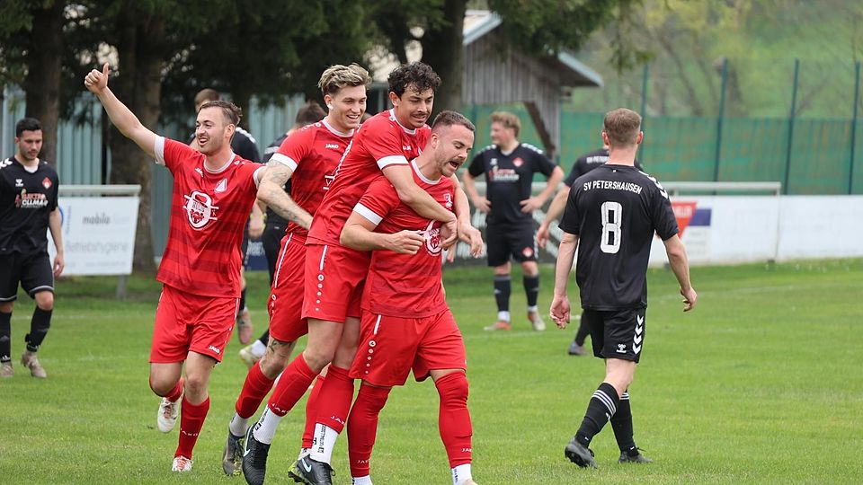 Kuschel-Quartett: Benedikt Rabl (vorn) lässt sich nach seinem Kopfballtor zum 1:0 feiern.