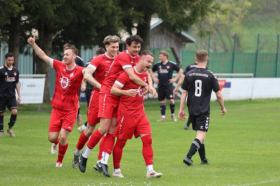 Kuschel-Quartett: Benedikt Rabl (vorn) lässt sich nach seinem Kopfballtor zum 1:0 feiern.