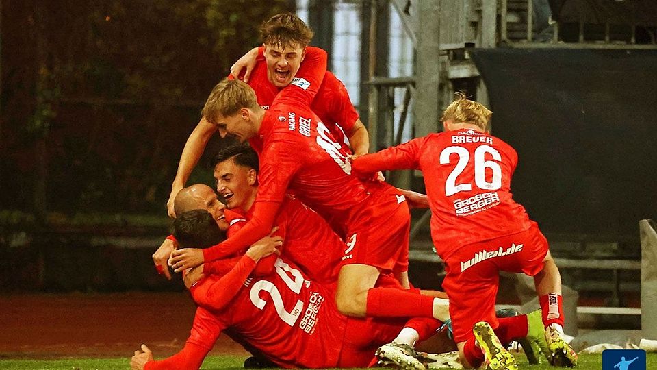 So sieht einen Jubeltraube aus: Gleich fünfmal durften die Kicker der SpVgg Unterhaching sich gegen die DJK Vilzing über einen Treffer freuen.