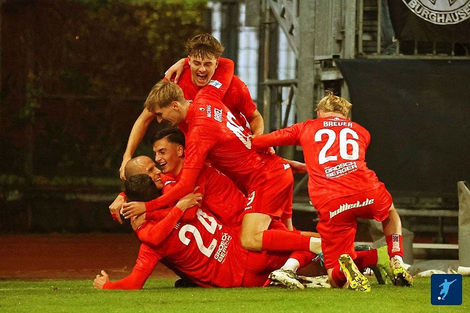 So sieht einen Jubeltraube aus: Gleich fünfmal durften die Kicker der SpVgg Unterhaching sich gegen die DJK Vilzing über einen Treffer freuen.