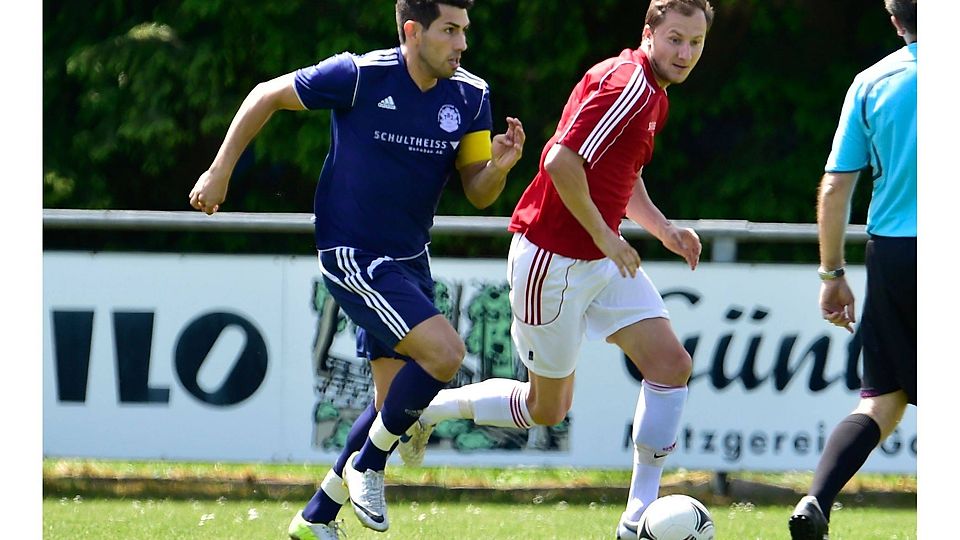 Als Kapitän führte er den TB Johannis 88 2014 in die Bezirksliga, als Kapitän ging er im Frühjahr 2015 von Bord. Jetzt ist Yavuz Akpinar (hier gegen Kalchreuths Branko Mircetic) wieder zurück beim Turnerbund. (Archivfoto: Zink)