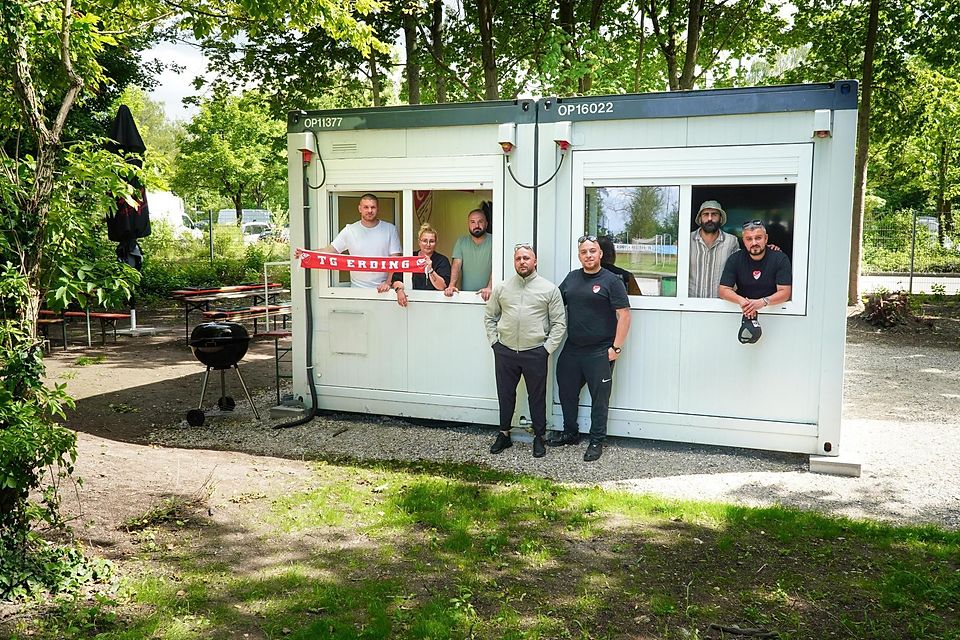 Weitere zwei Jahre im Amt (vorne, v.r.): Fatih Aydin und sein Vize Melik Pala sowie (im Container, v. l.) Beisitzer Sefa Güzel, Kassierin Lisa Kopp, die Beisitzer Osman Keklikci und Oguz Pala sowie Schriftführer Ramiz Sir. Weitere zwei Jahre im Amt (vorne, v.r.): Fatih Aydin und sein Vize Melik Pala sowie (im Container, v. l.) Beisitzer Sefa Güzel, Kassierin Lisa Kopp, die Beisitzer Osman Keklikci und Oguz Pala sowie Schriftführer Ramiz Sir.