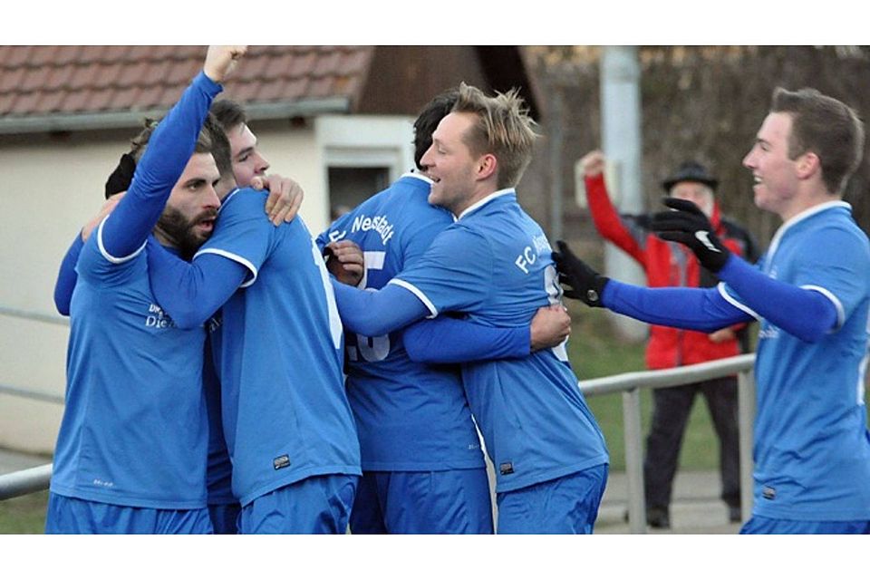 Kollektiver Jubel in Blau: Josip Katava (links) hat das 4:3 erzielt und ballt die Siegesfaust. | Foto: Bernd Seger