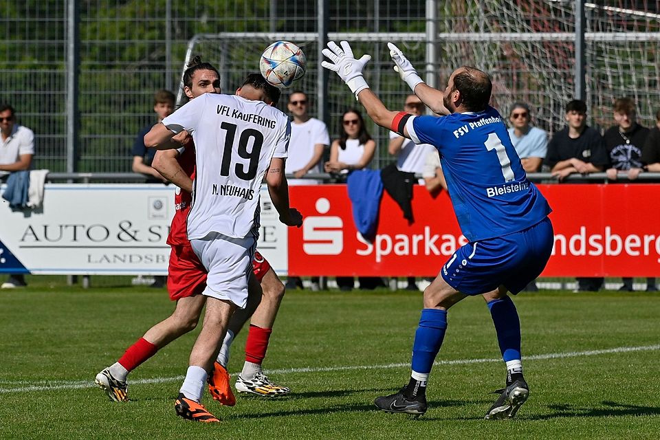 Niklas Neuhaus (links) war für den VfL Kaufering doppelt erfolgreich und sorgte so für den 2:0-Erfolg gegen den FSV Pfaffenhofen.