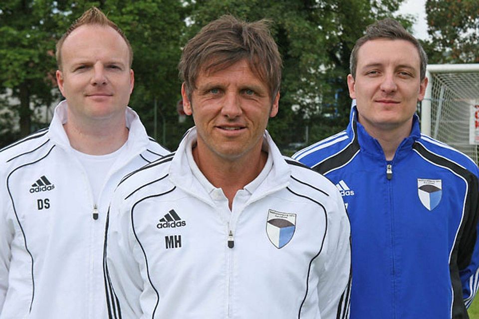 Michael Hutzler, hier mit Torwarttrainer Dirk Schrott (li.) und seinem Co. Christian Michl, geht in sein viertes Jahr beim Jahn (F: Müller)