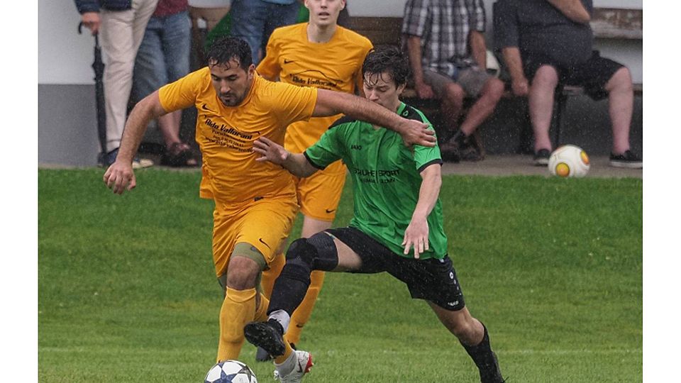 Gäste gestoppt. Der Brucker Christian Weigl (r.) fährt dem Ebersberger Isuf Shabani in die Parade. stefan rossmann